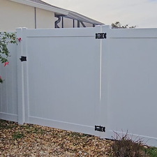 Durable-Vinyl-Fence-Installation-in-Sarasota-FL-Hurricane-Damage-Replacement 1