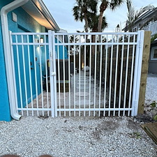 Holmes-Beach-Horizontal-Fence-with-Aluminum-Gates 4